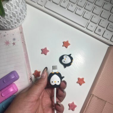 Protector de cargador pinguino negro