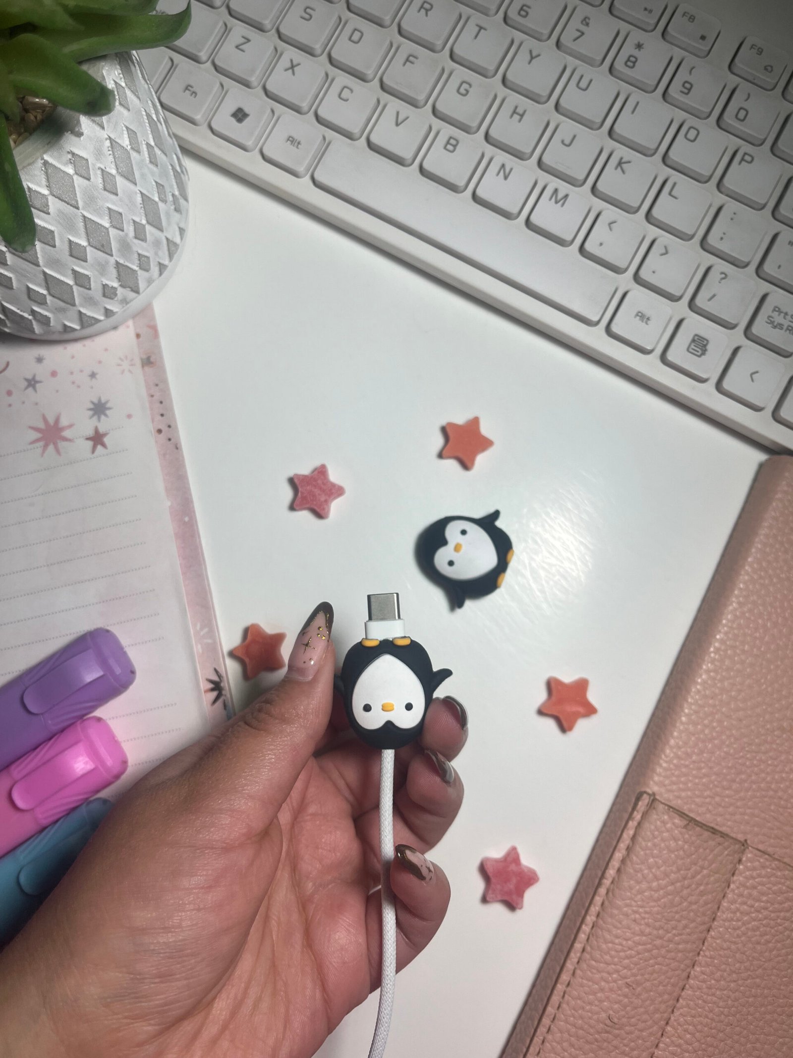 Protector de cargador pinguino negro